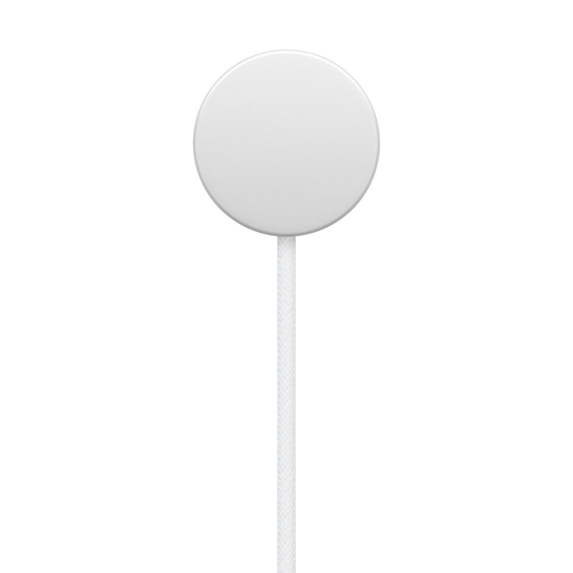 Ein weißes, rundes MagSafe-Ladegerät mit angeschlossenem weißen Stoffkabel vor neutralem Hintergrund.