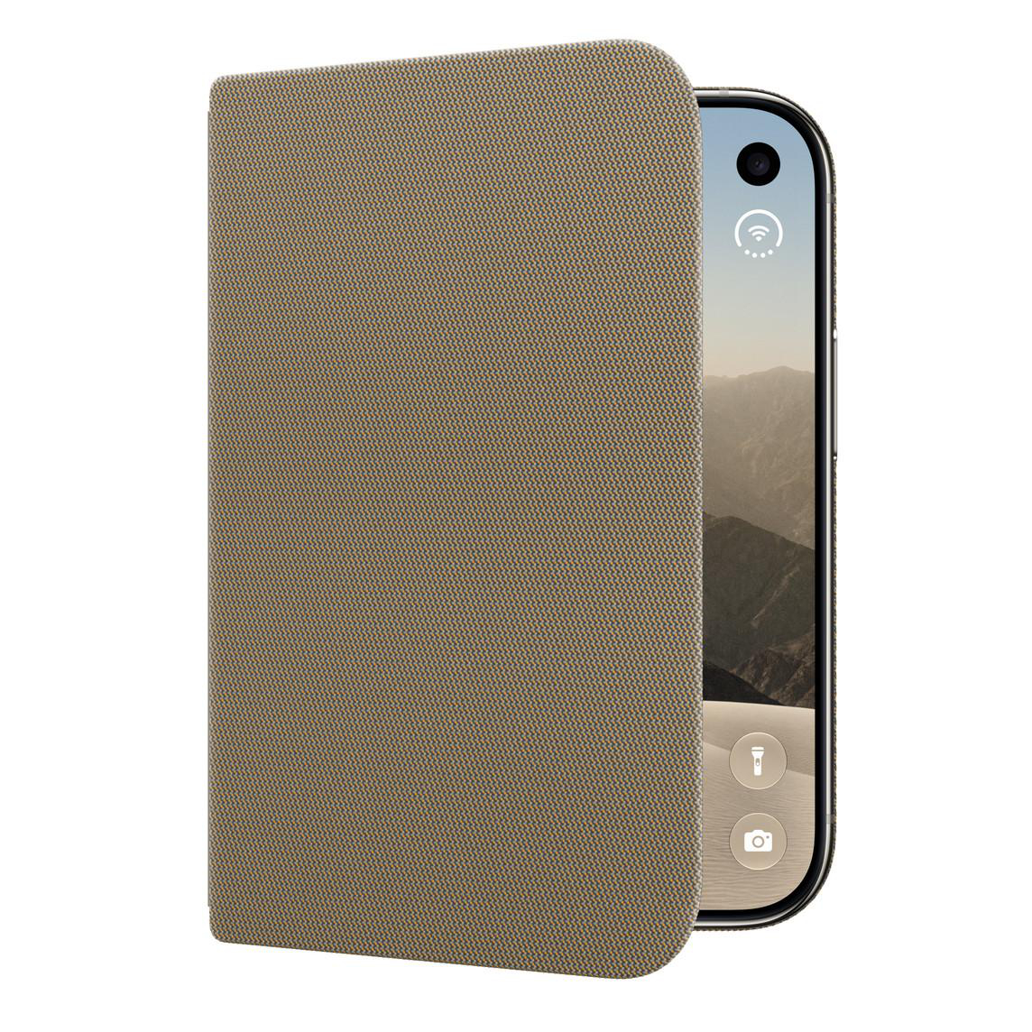 Smartphone in einer braunen, strukturierten Schutzhülle mit geöffnetem Flip-Cover.