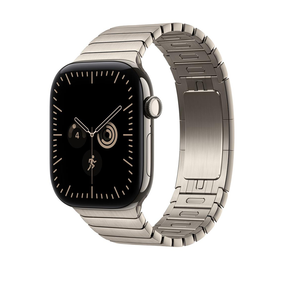 Eine silberne Smartwatch mit schwarzem Zifferblatt und Gliederarmband vor weißem Hintergrund.