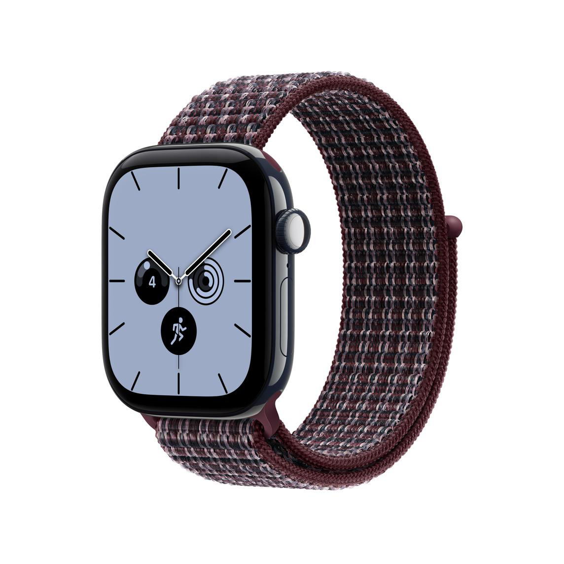 Eine Smartwatch mit dunklem Gehäuse und gemustertem, dunkelrotem Stoffarmband zeigt ein Zifferblatt auf weißem Grund.