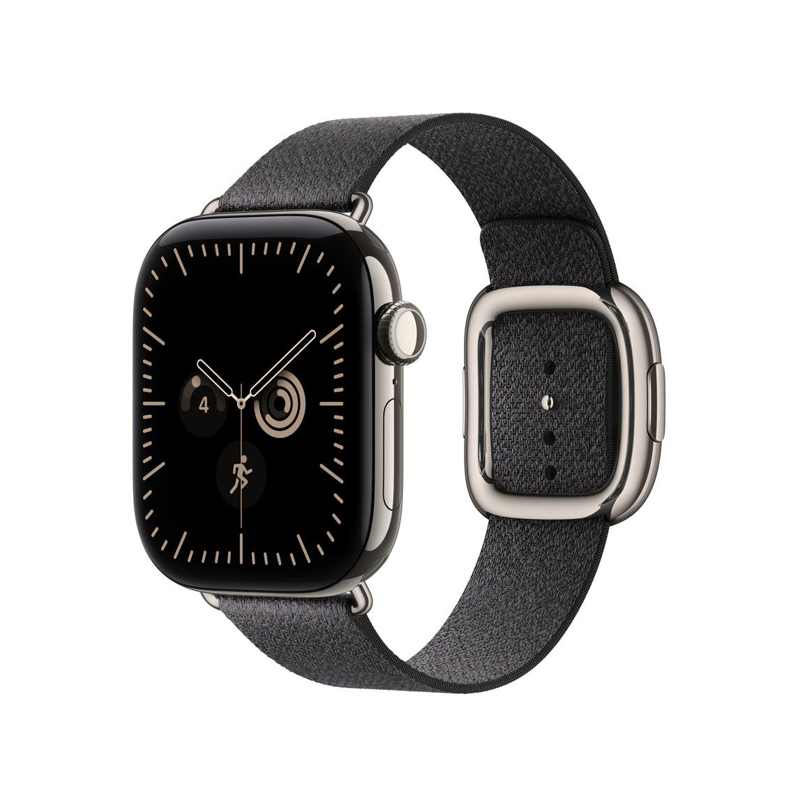 Eine elegante Smartwatch mit schwarzem Zifferblatt und dunklem Textilarmband vor weißem Hintergrund.