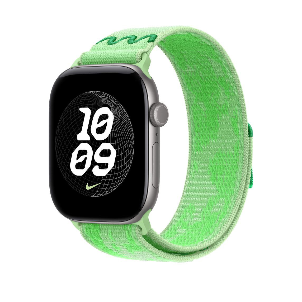 Eine silberne Smartwatch mit grünem Textilarmband und digitalem Zifferblatt auf weißem Hintergrund.