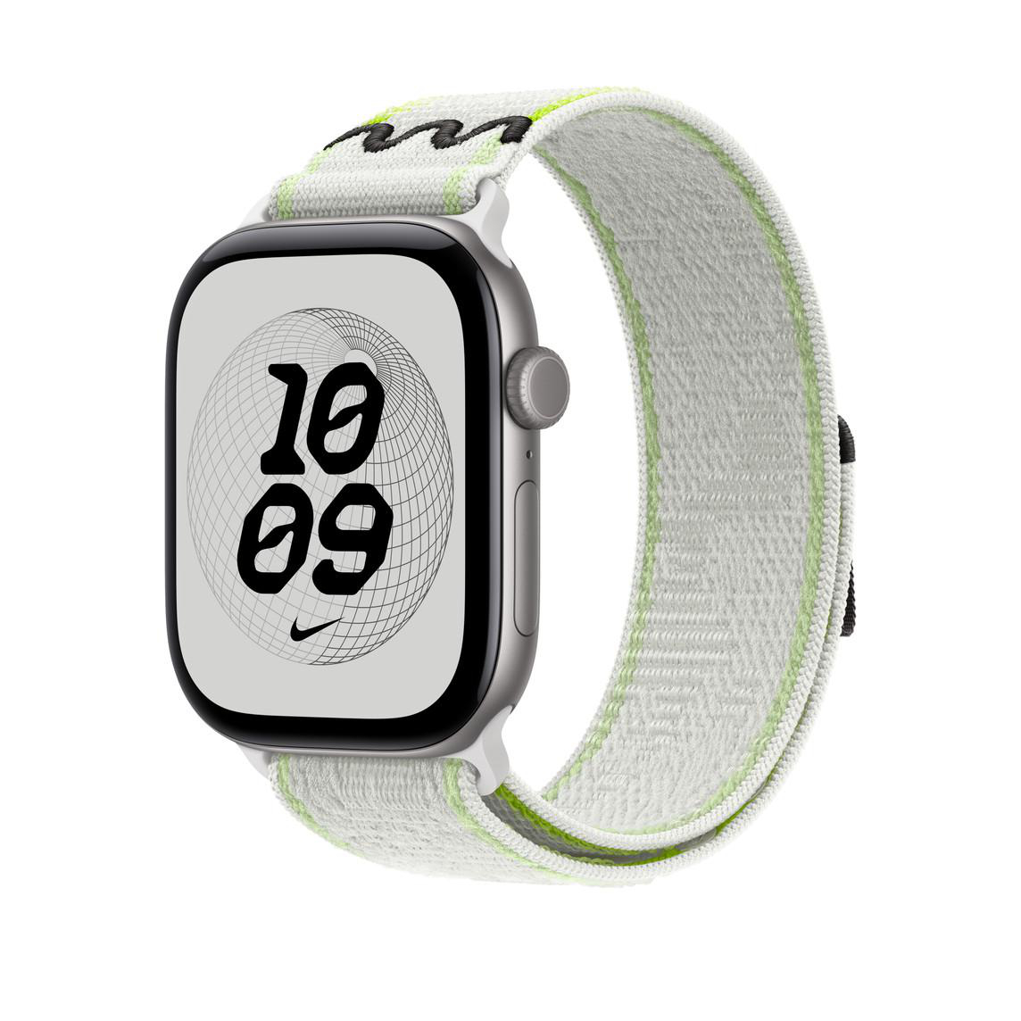 Eine Apple Watch mit weiß-grünem Stoffarmband und digitalem Zifferblatt auf grauem Hintergrund.
