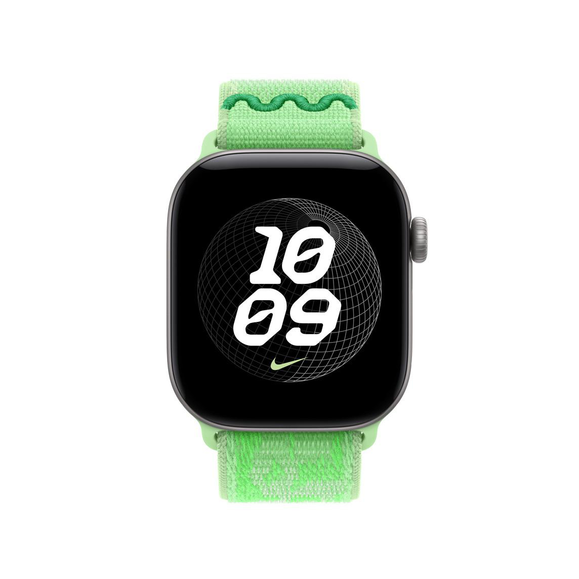 Eine grüne Smartwatch mit Nike-Armband zeigt die Uhrzeit 10:09 auf einem runden Gitter-Zifferblatt.
