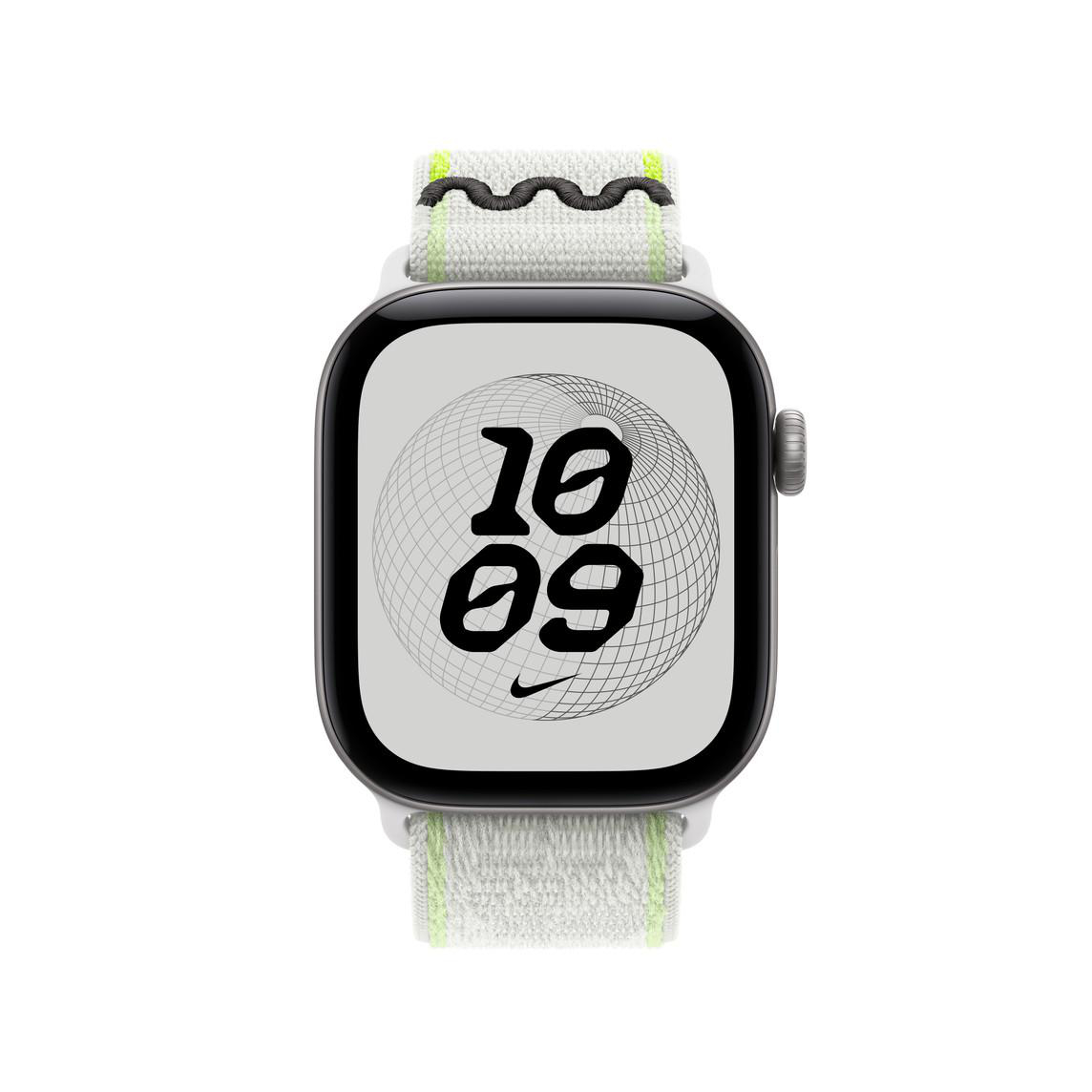 Eine Smartwatch mit silbernem Gehäuse und weiß-grünem Stoffarmband zeigt 10:09 und das Nike-Logo.