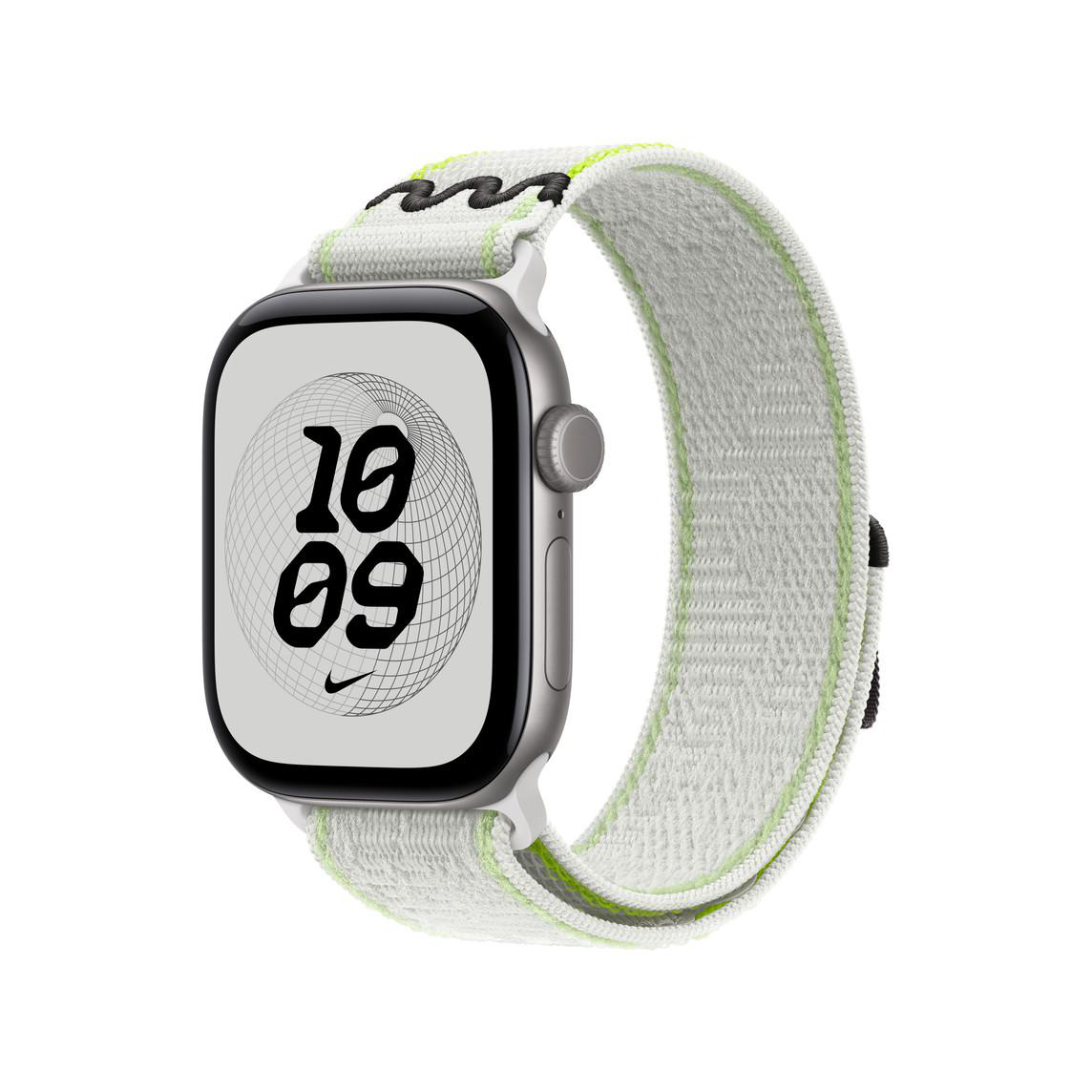 Eine Apple Watch mit weiß-grünem Stoffarmband und digitalem Zifferblatt auf weißem Hintergrund.