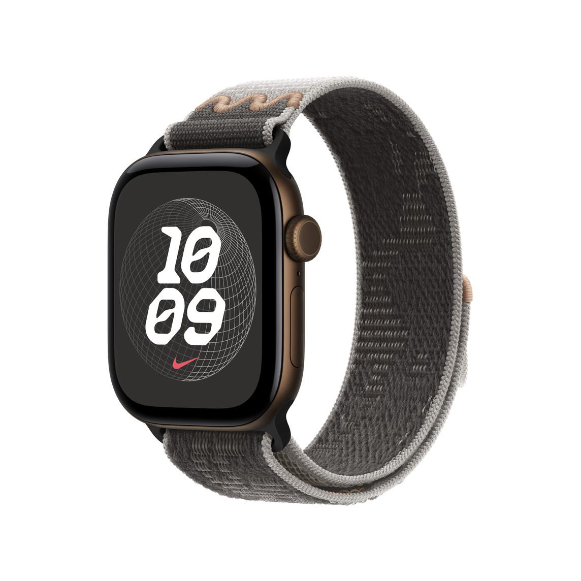 Eine Smartwatch mit braunem Gehäuse und grau-braunem Stoffarmband zeigt digital die Uhrzeit 10:09 auf schwarzem Hintergrund.