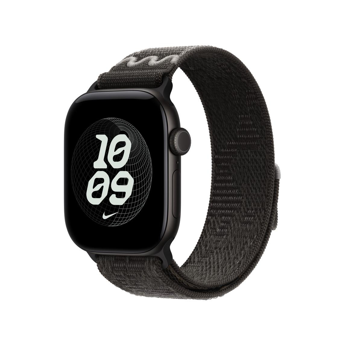 Eine schwarze Smartwatch mit einem dunklen Textilarmband und digitaler Zifferblattanzeige auf weißem Hintergrund.
