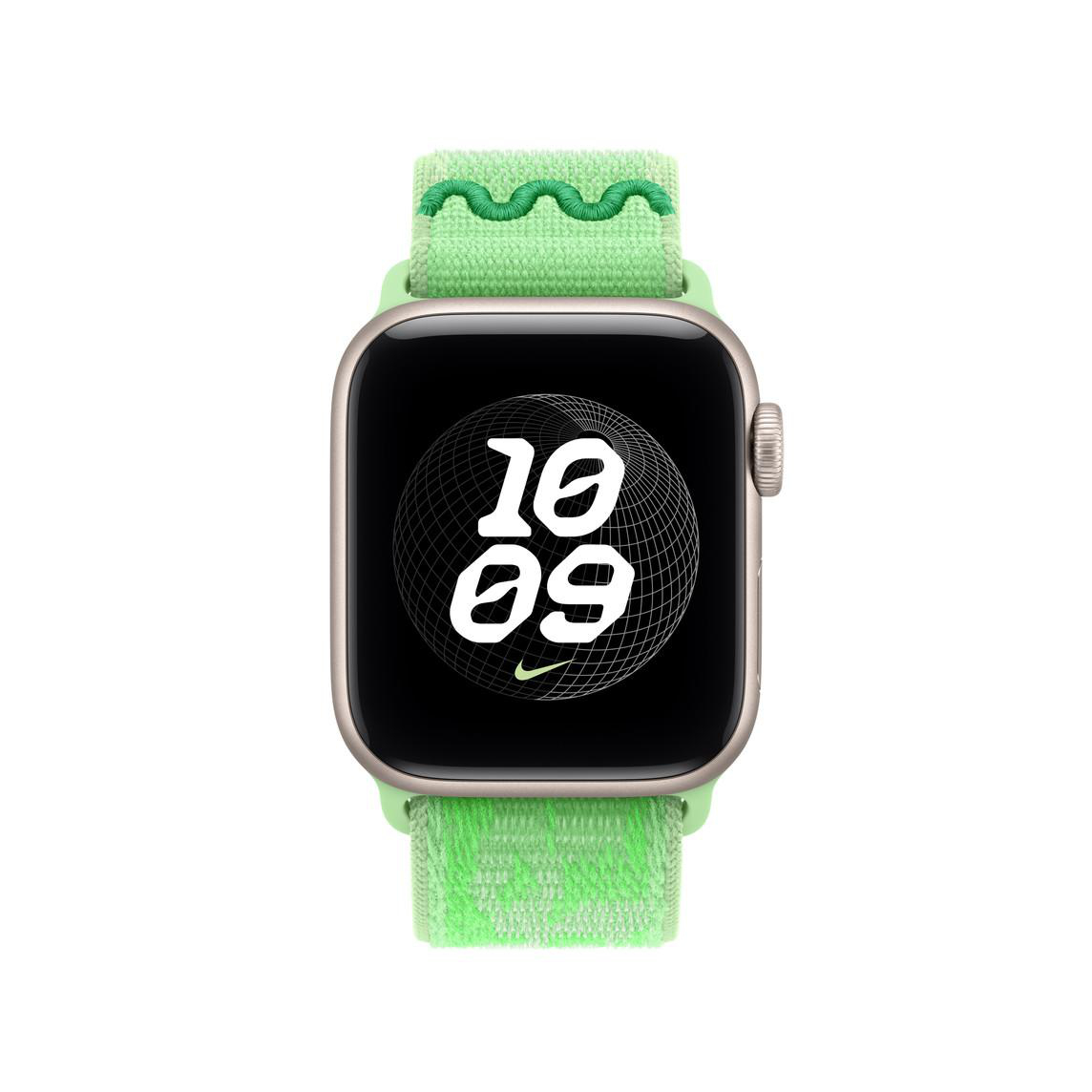 Smartwatch mit grünem Textilarmband und einer digital angezeigten Zeit von 10:09 auf dem Bildschirm.