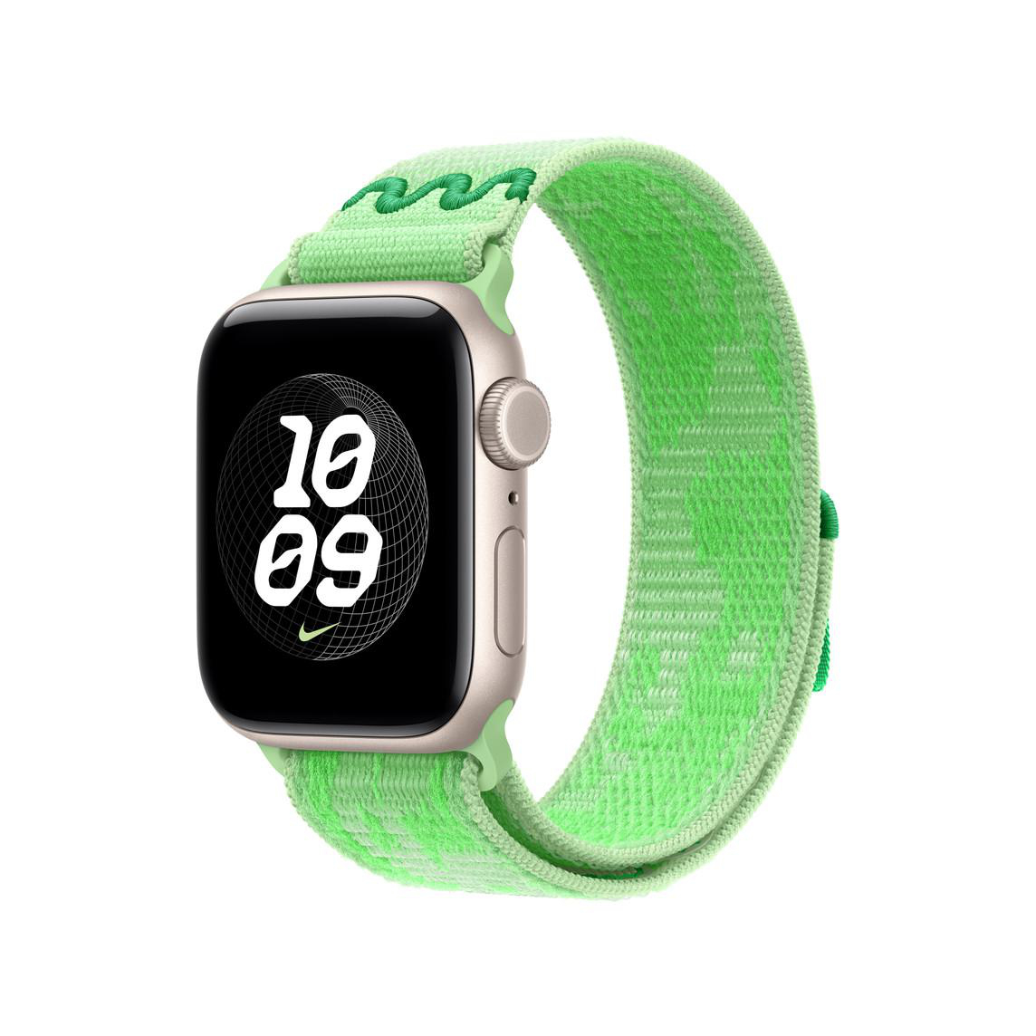 Eine hellgrüne Apple Watch mit Stoffarmband zeigt die Zeit 10:09 auf schwarzem Hintergrund.