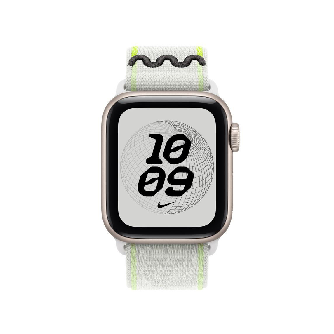 Eine Smartwatch mit Goldgehäuse und hellem Stoffarmband zeigt 10:09 auf dem Display.