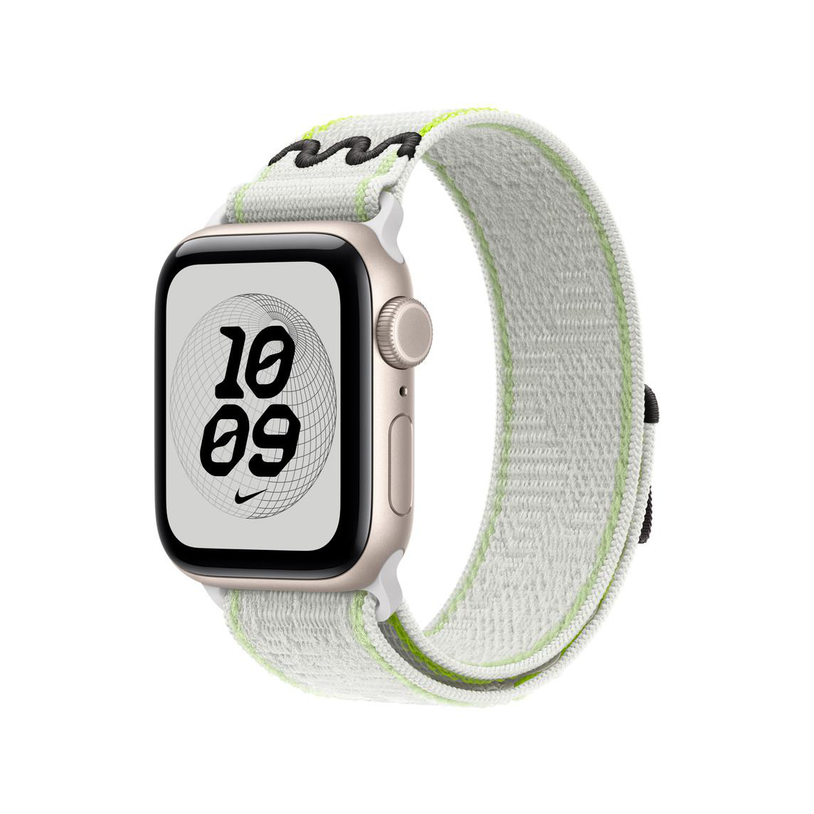 Eine Apple Watch mit goldenem Gehäuse und einem weiß-grünen Stoffarmband vor weißem Hintergrund.