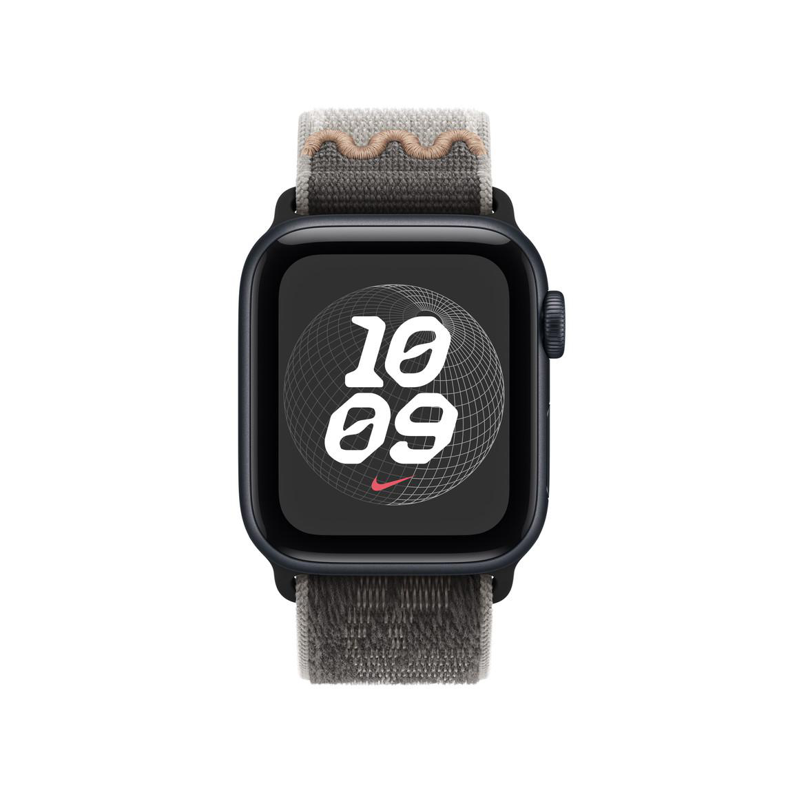 Eine schwarze Smartwatch mit grauem Stoffarmband und digitaler Zeitanzeige auf weißem Hintergrund.