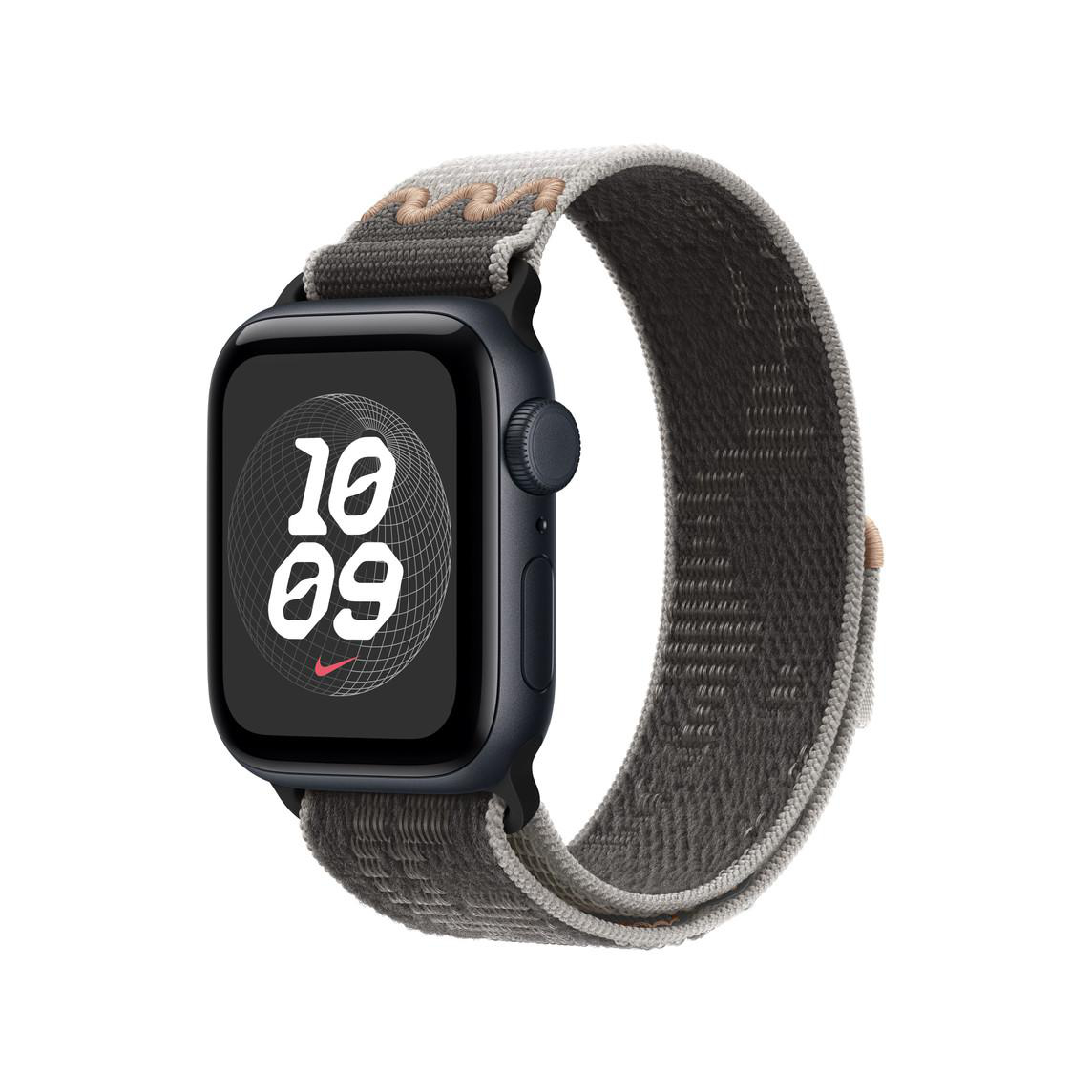 Smartwatch mit schwarzem Gehäuse, Zifferblatt mit digitaler Anzeige und grau-braunem Stoffarmband.