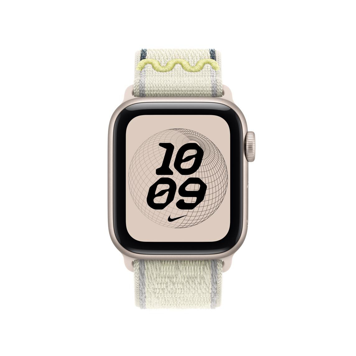 Smartwatch mit goldenem Gehäuse, beigem geflochtenem Armband und digitaler Zifferblatt-Anzeige auf weißem Hintergrund.