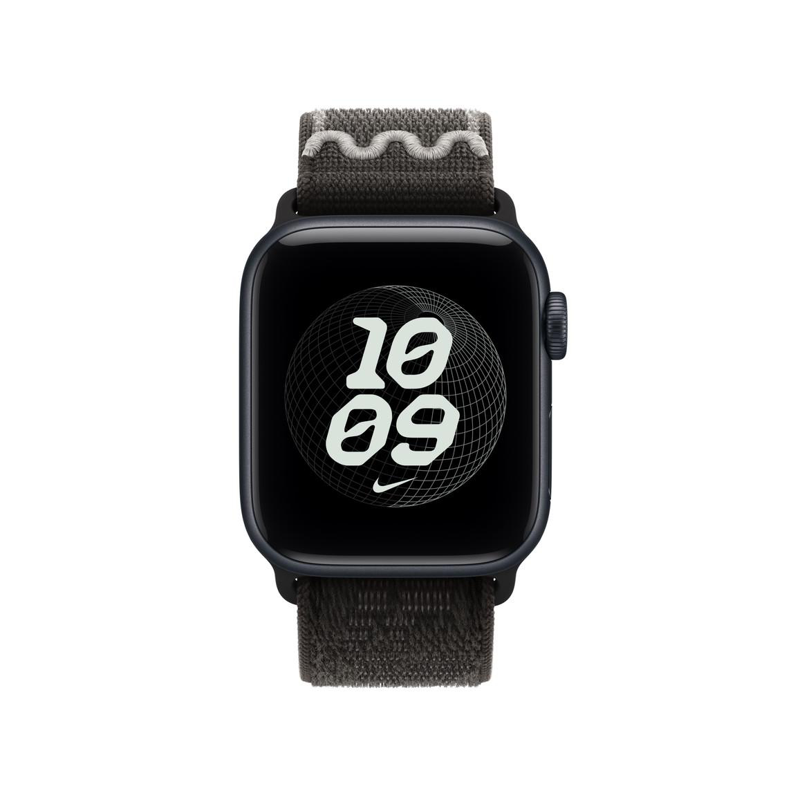 Eine schwarze Smartwatch mit grauem Stoffarmband zeigt die Uhrzeit 10:09 und ein Globus-Zifferblatt.