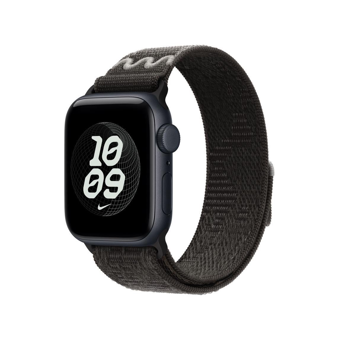 Eine schwarze Smartwatch mit dunklem Stoffarmband und digitaler Zifferblattanzeige vor weißem Hintergrund.