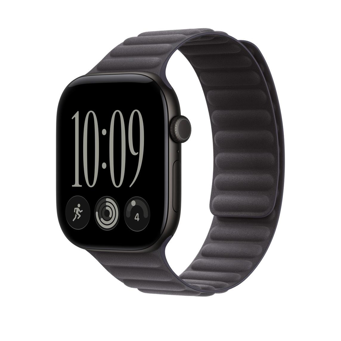Eine schwarze Smartwatch mit einem dunklen, gerippten Lederarmband und digitaler Zeitanzeige auf weißem Hintergrund.