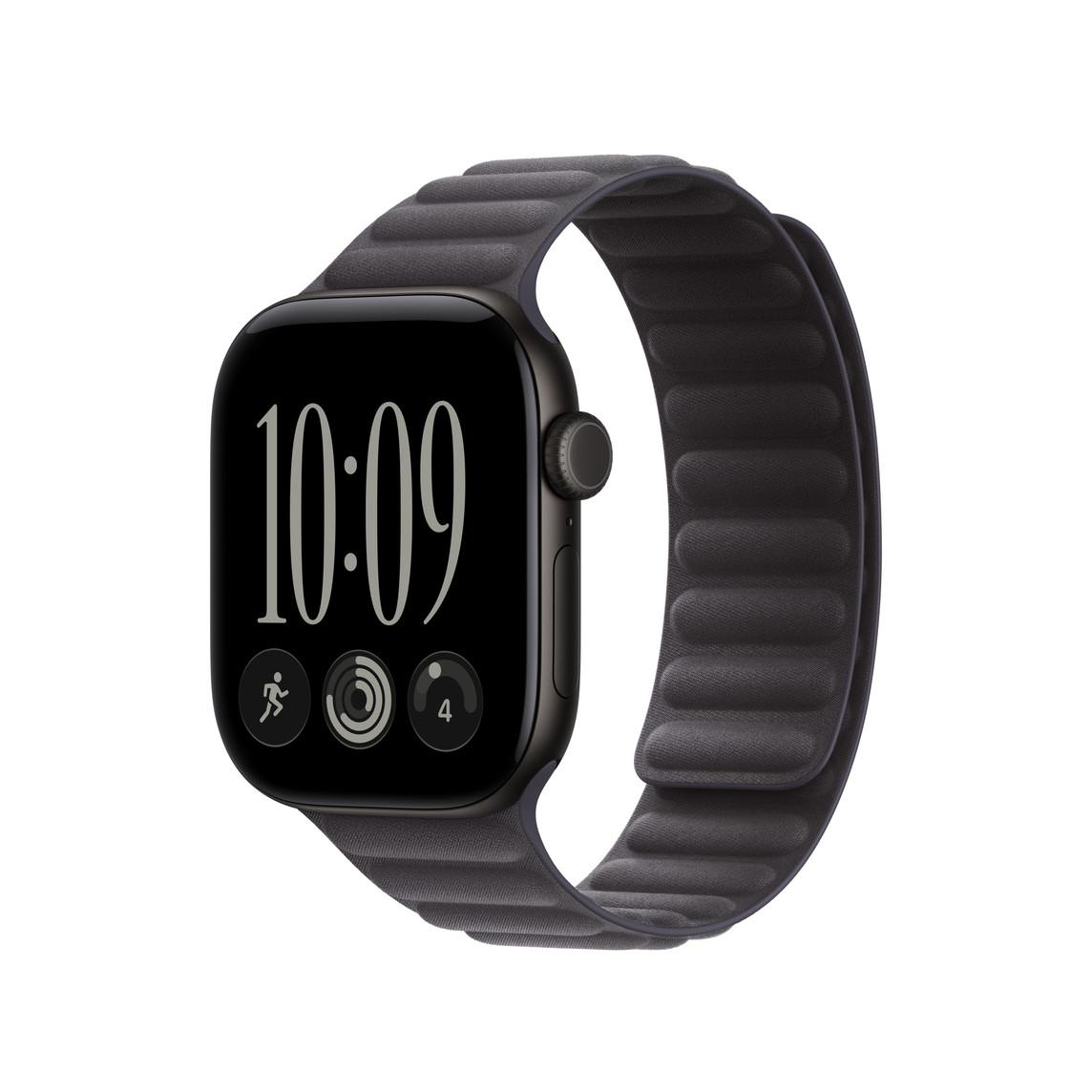 Eine schwarze Smartwatch mit geripptem Lederarmband und digitaler Zeitanzeige auf weißem Hintergrund.