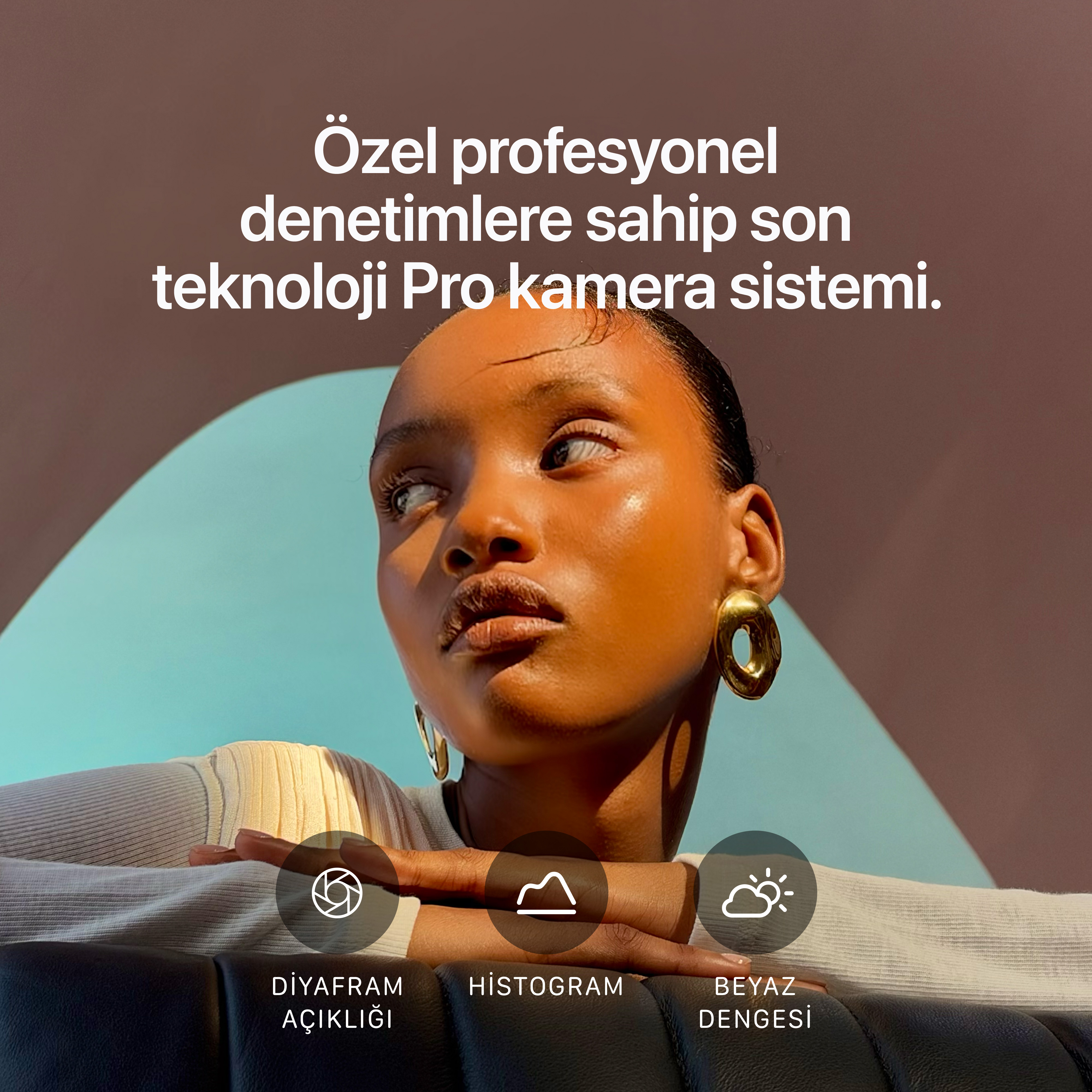 Bir kadın turkuaz kemer önünde poz veriyor, üzerinde Türkçe metin var.