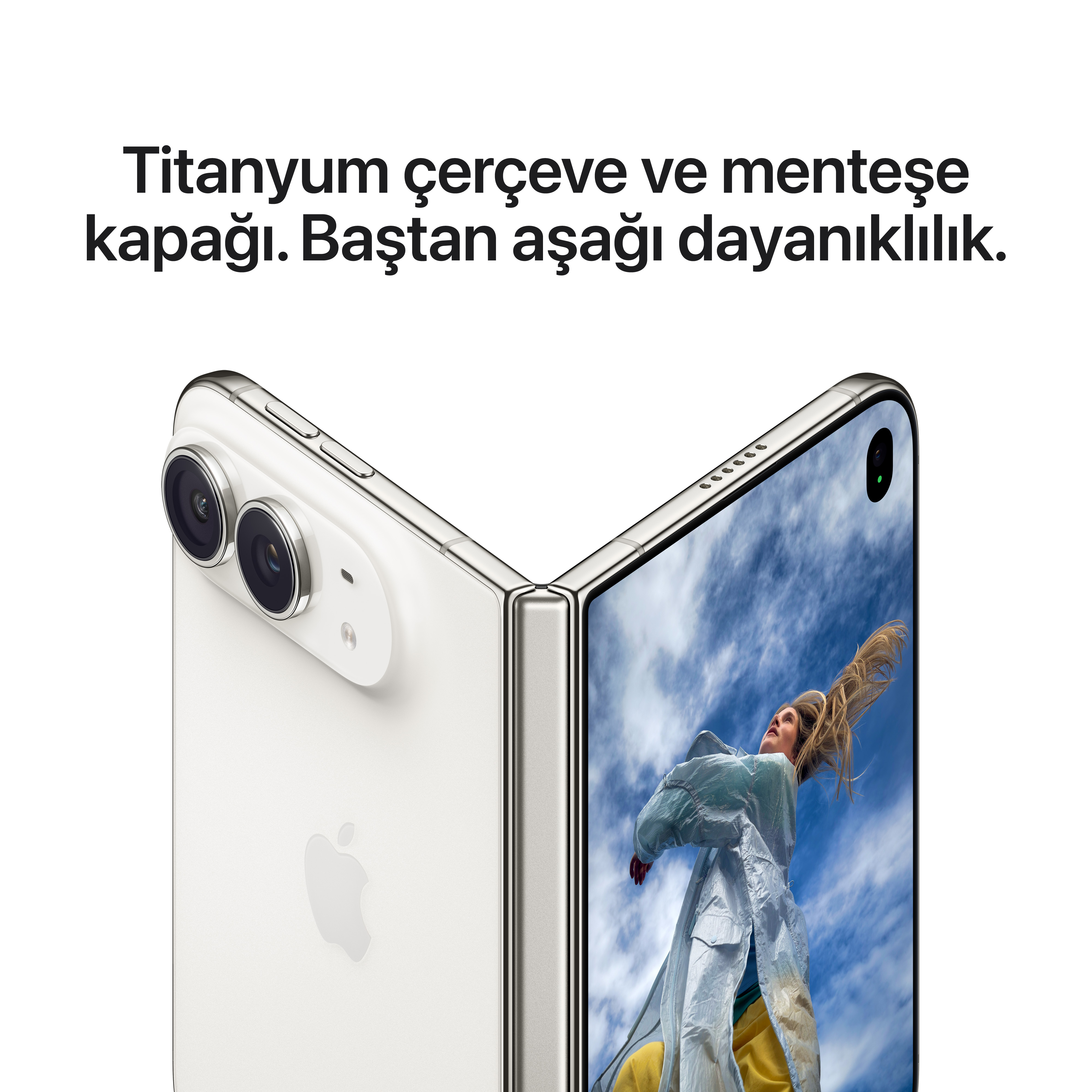 Titanyum çerçeve ve menteşeye sahip katlanabilir akıllı telefon, arkada iki kamera ve ekranda bir insan.