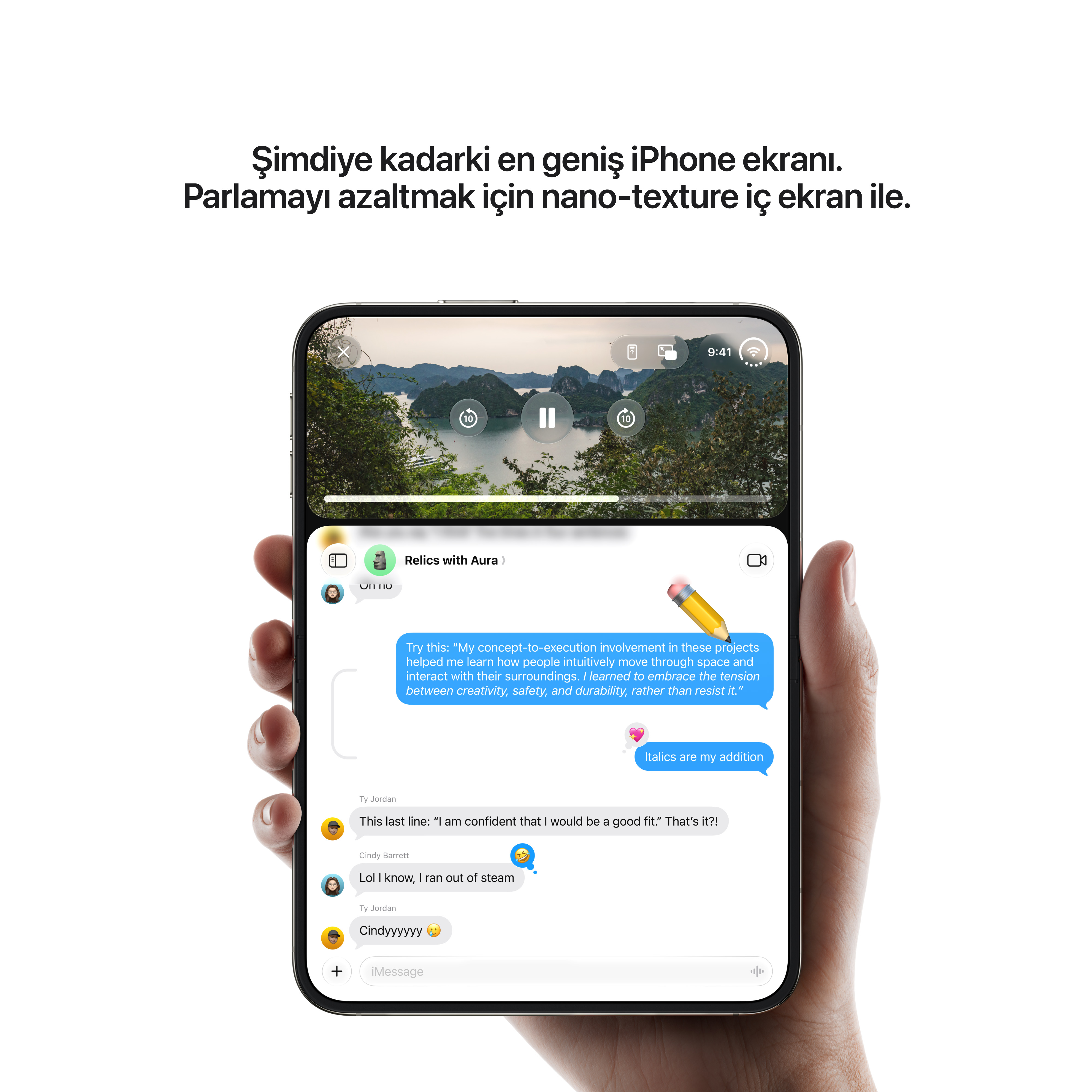 Büyük ekranlı ve sohbet uygulamalı iPhone'u tutan el.