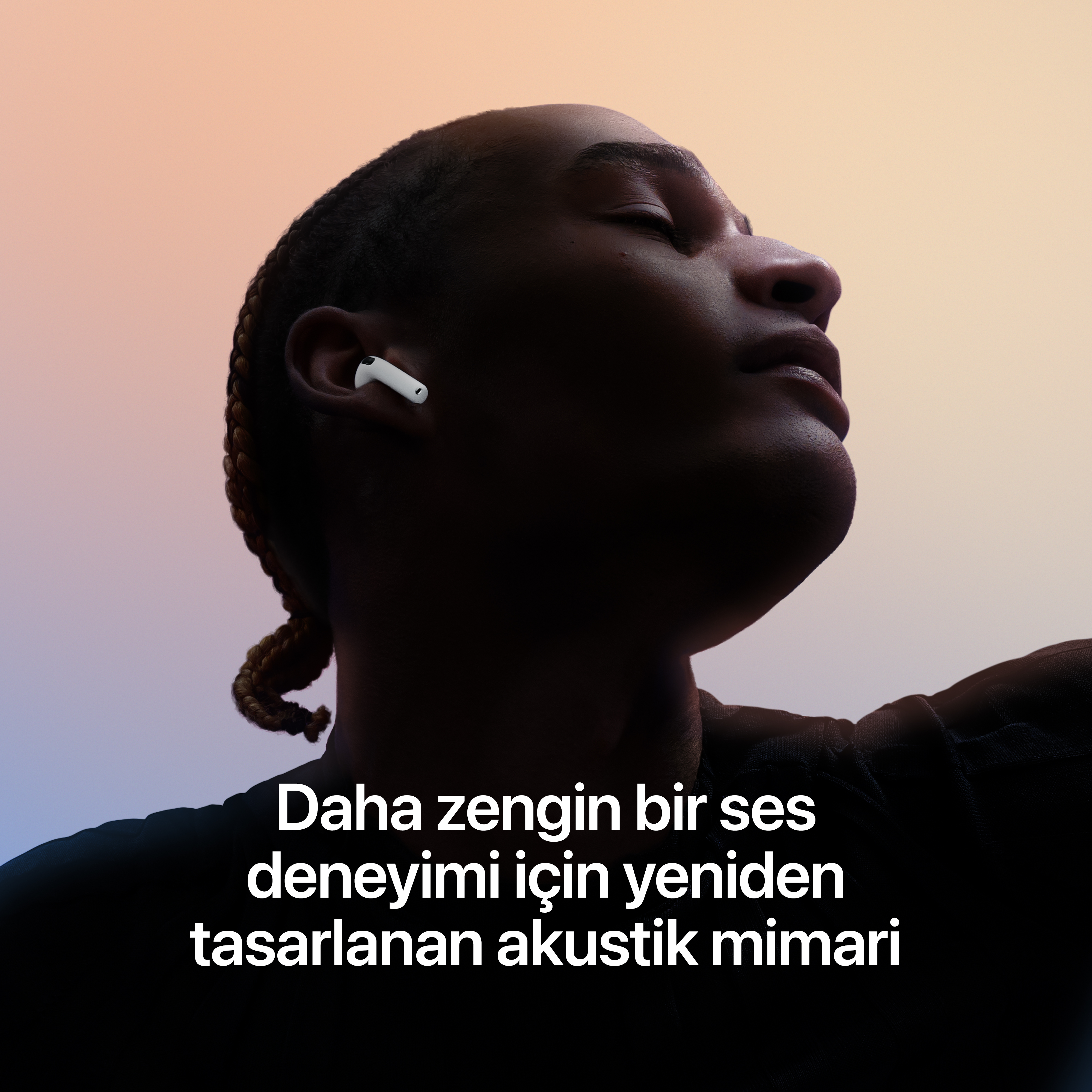 Yumuşak fon önünde beyaz kulaklık takan bir kişinin profili.