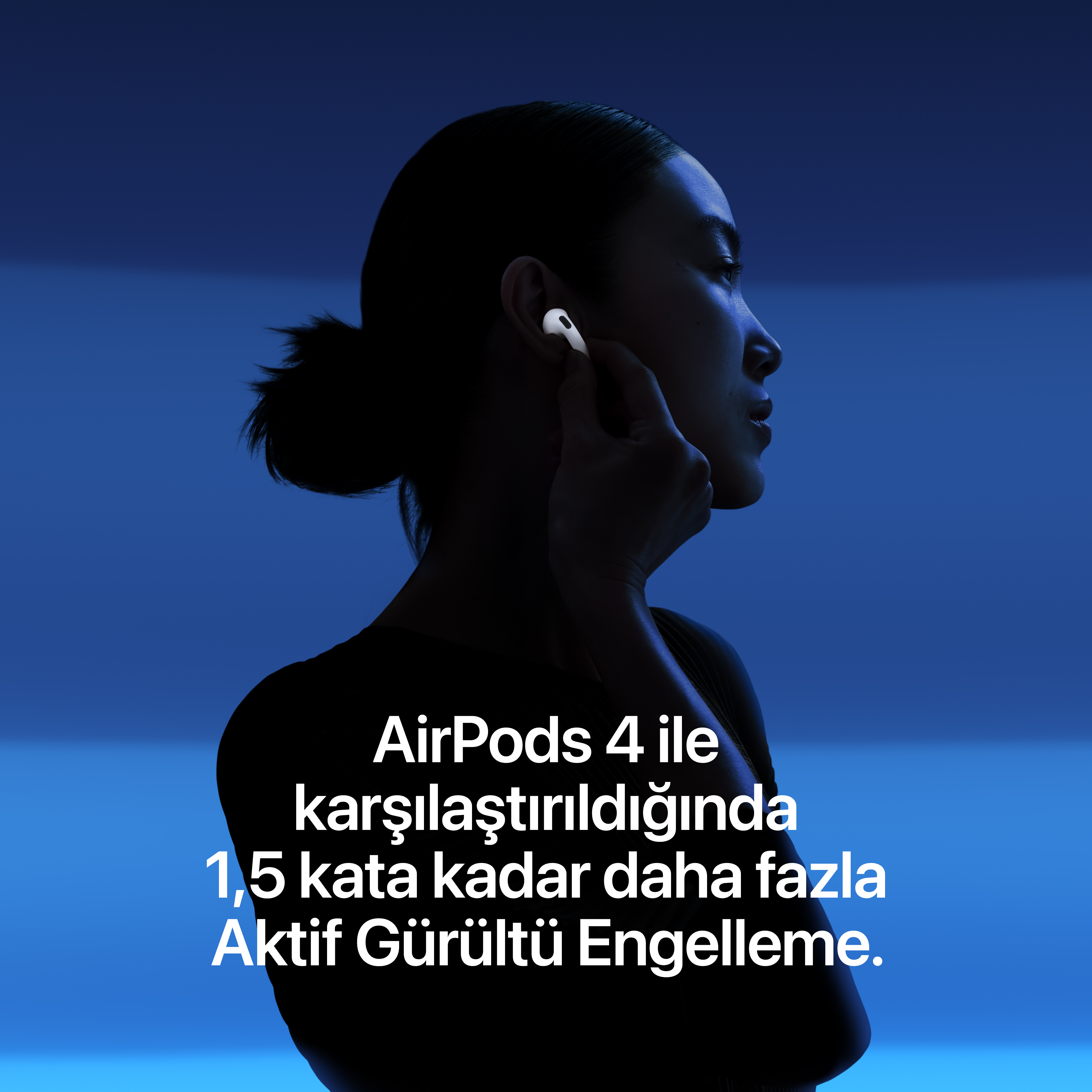 Mavi ışık altındaki bir kadın beyaz AirPods kulaklığı takıyor.