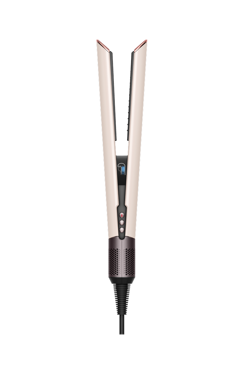 Un moldeador de pelo color champán con placas abiertas, pantalla, botones y cable eléctrico sobre fondo negro.