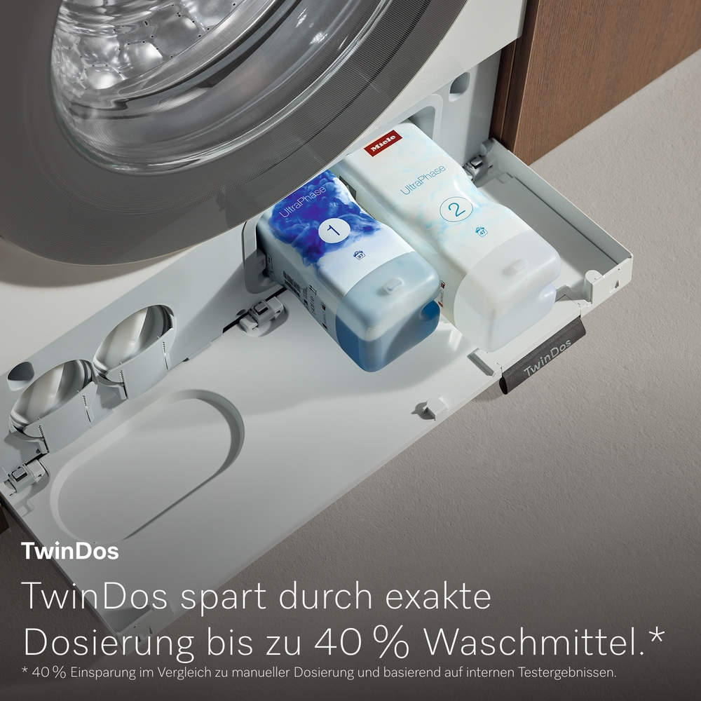 Eine Miele Waschmaschine mit geöffneter TwinDos-Schublade für zwei Reinigungsmittelbehälter.