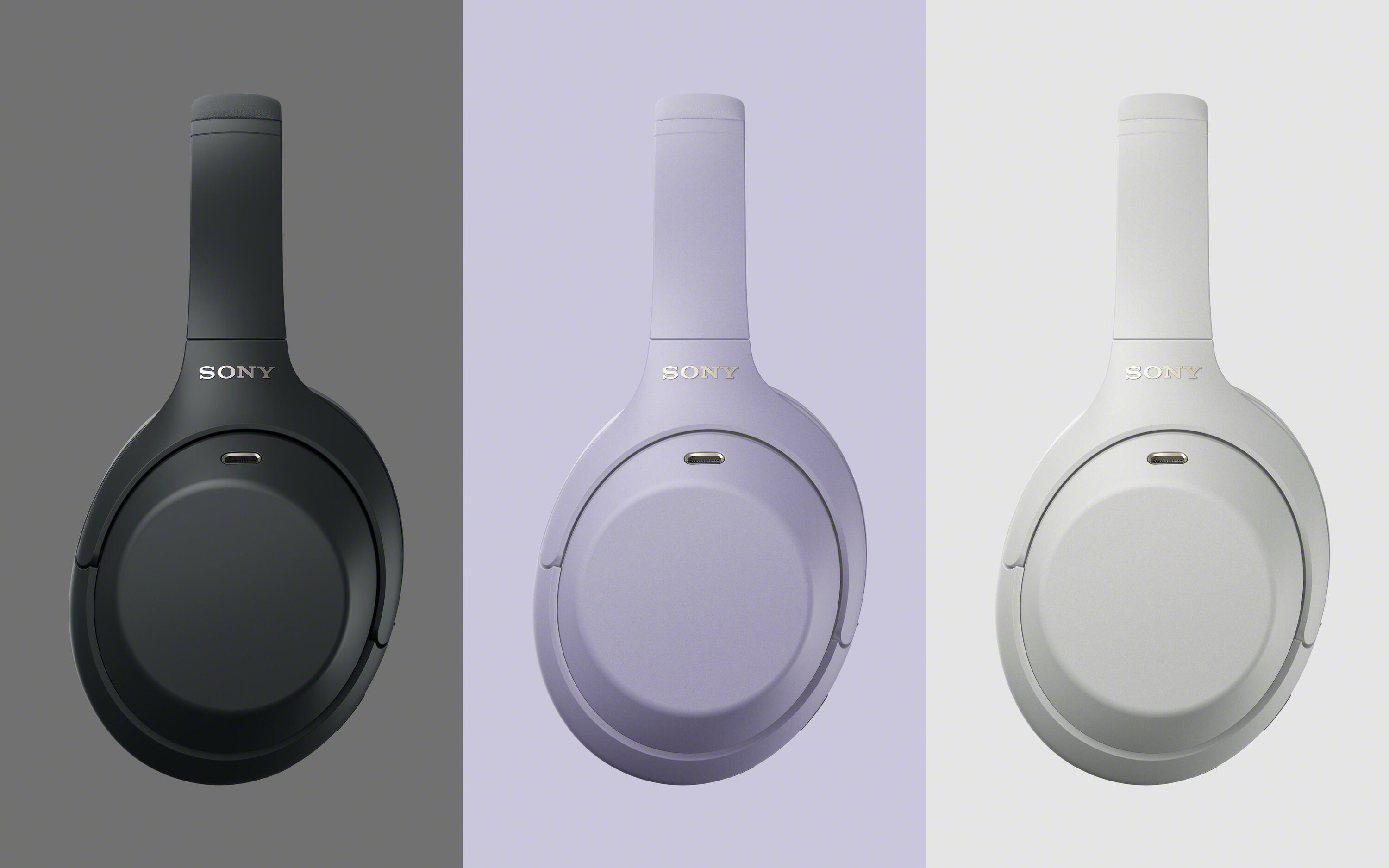 Tres auriculares Sony en negro, lavanda y blanco sobre fondos a juego.