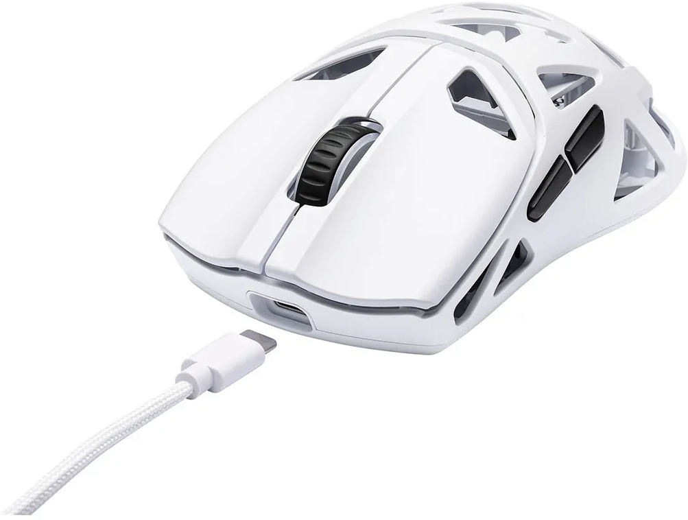 Une souris de jeu blanche en nid d'abeille avec une molette noire, se connectant à un câble de charge.