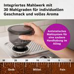 Hand hält einen Kaffeemühlenaufsatz mit Mahlgradskala von 30 bis 0.