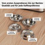 Vier Kaffeefilter-Siebe auf Holzoberfläche mit deutschen Texten.