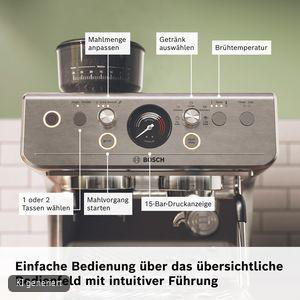 Edelstahl-Espressomaschine mit Bedienfeld, Druckanzeige und deutschen Funktionsbeschriftungen.