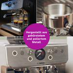 Espressomaschine aus gebürstetem und poliertem Metall mit Details zu Bedienelementen und Siebträger.
