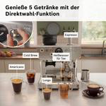 Kaffeemaschine in einer Küche mit fünf verschiedenen Getränken wie Espresso und Cold Brew.
