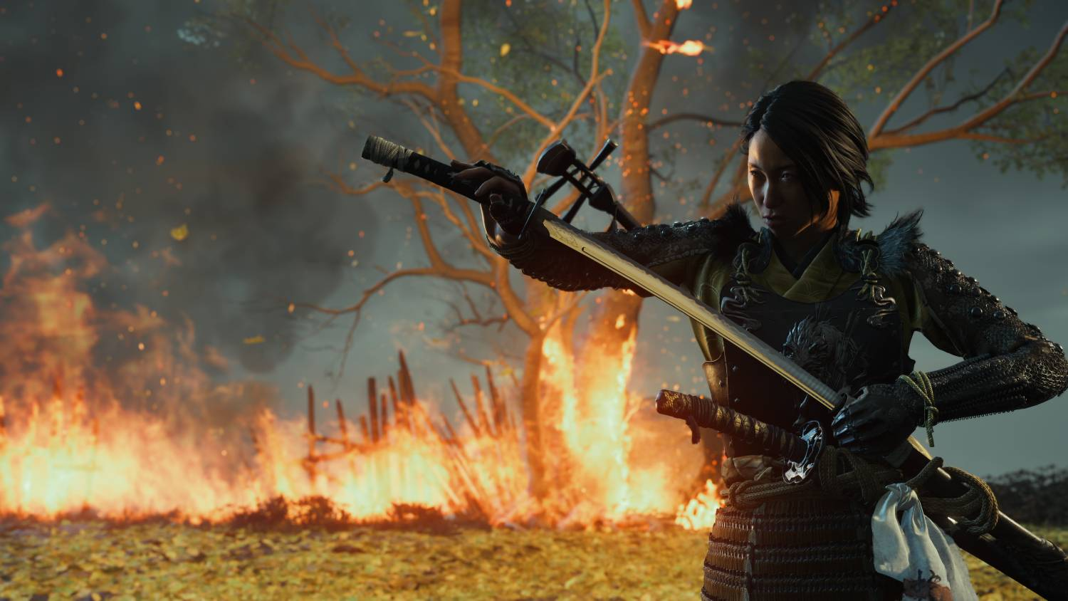 Una guerrera con armadura sostiene una katana frente a un bosque en llamas.