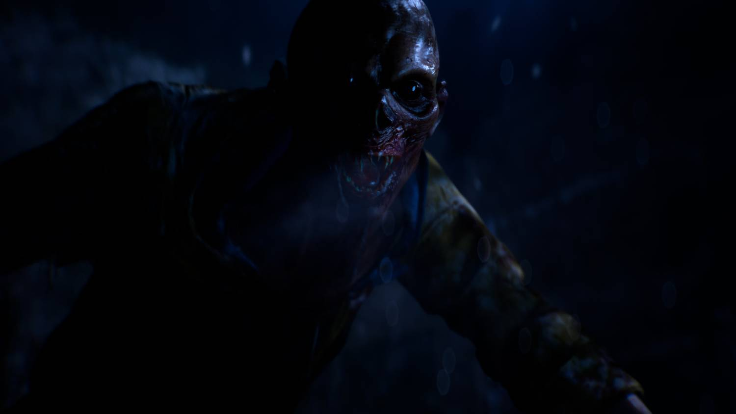 Un personaje espeluznante parecido a un zombi con dientes expuestos se acerca en la oscuridad.