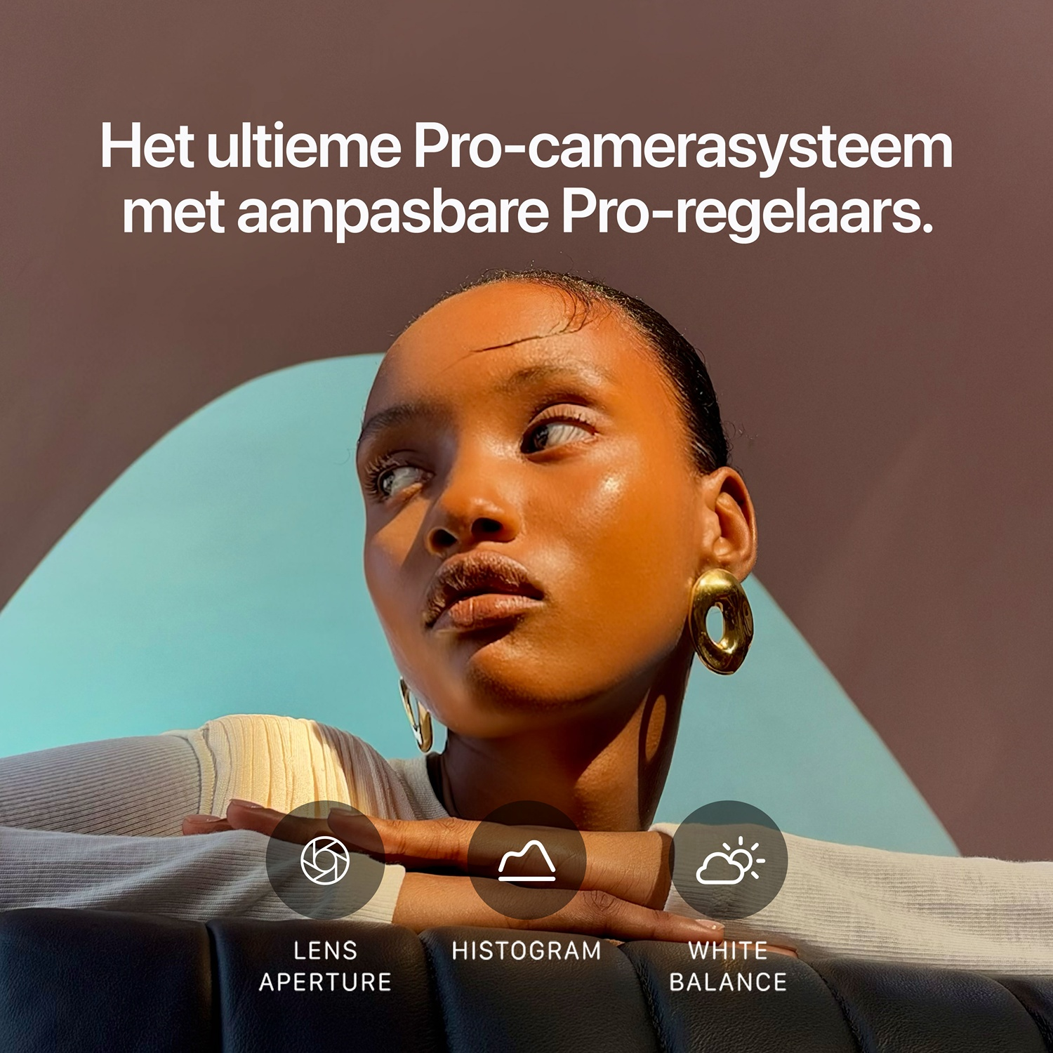 Een jonge vrouw met gouden oorbellen poseert voor een blauw-bruine achtergrond met onderaan camerabediening.