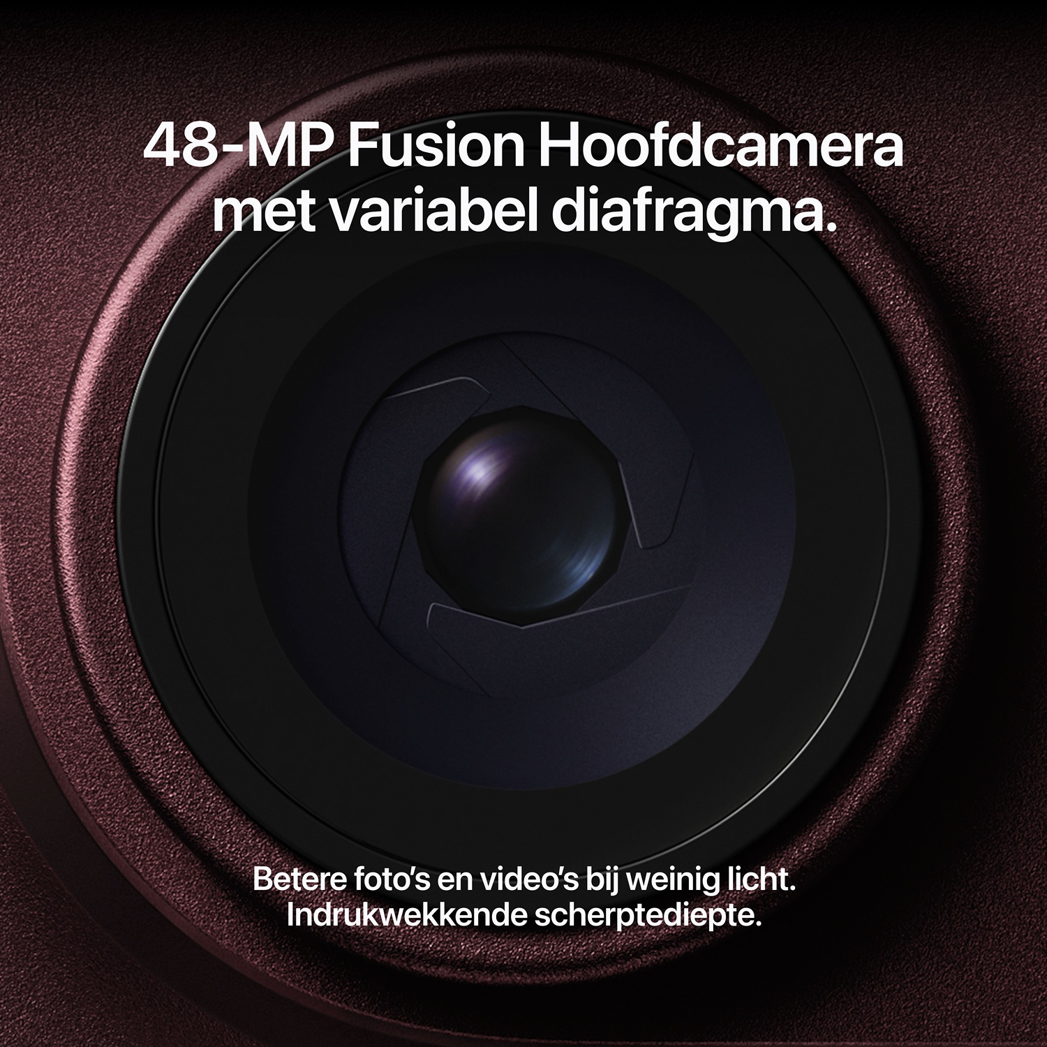 Close-up van een smartphonecamerlens met tekst.