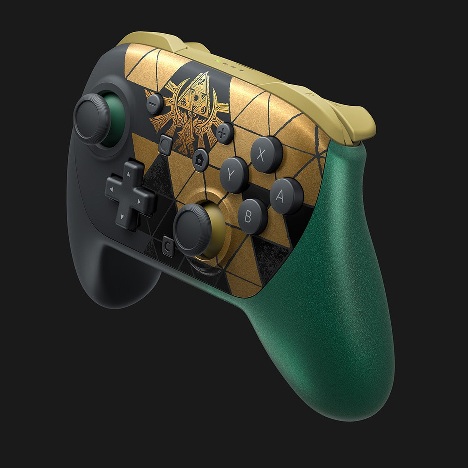 Un controller di gioco nero con motivi geometrici dorati e impugnature verdi.