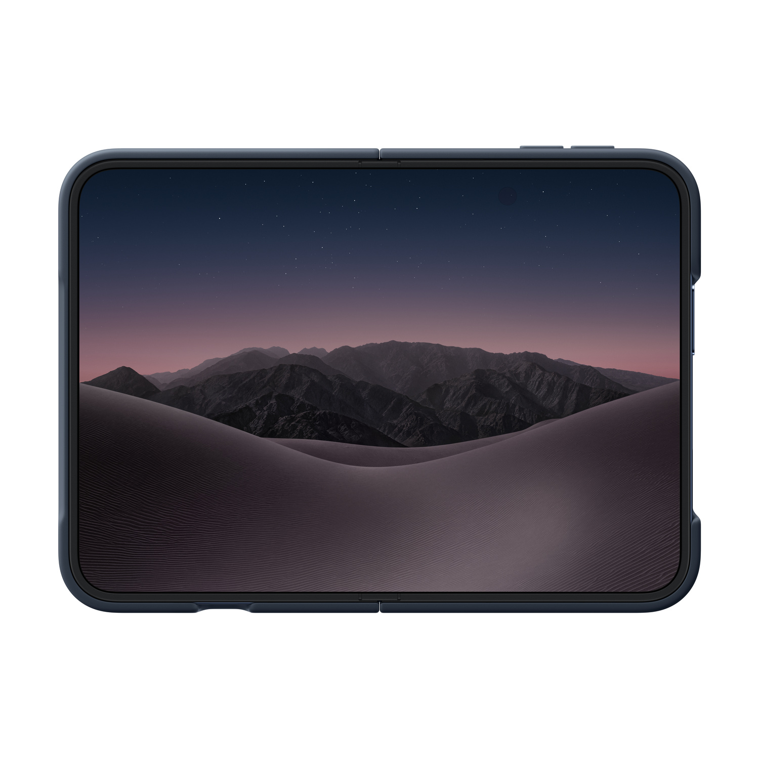 Uno smartphone mostra un paesaggio desertico notturno con montagne e cielo stellato.