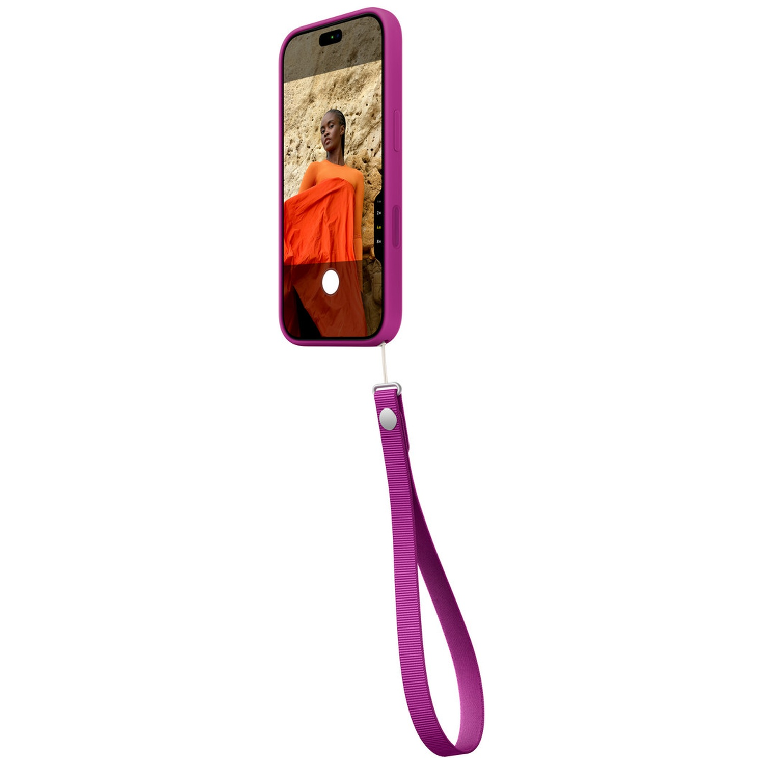 Un smartphone rose dans une coque assortie a une lanière et affiche une personne devant des rochers.