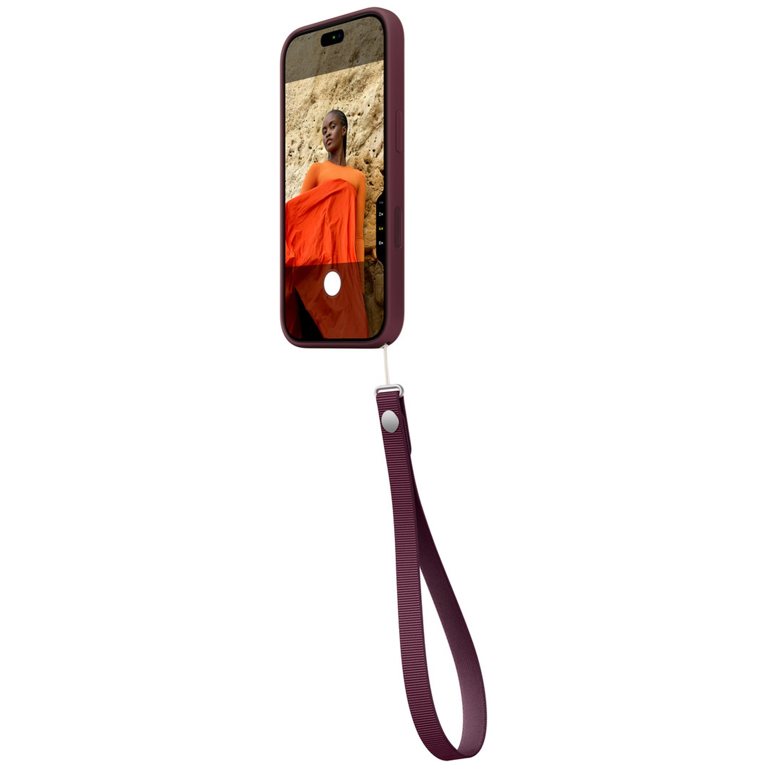 Un smartphone sombre dans une coque avec une dragonne assortie, l'écran affiche une femme en vêtements orange.