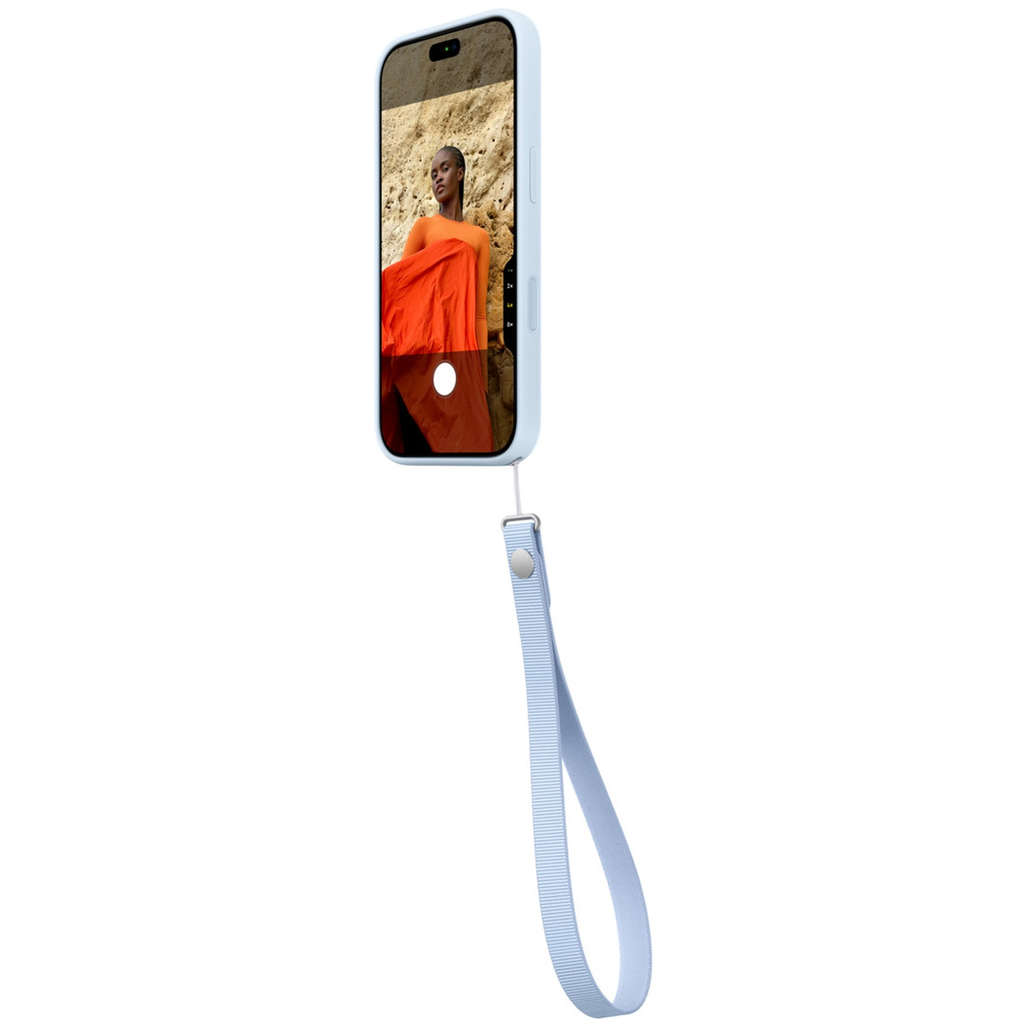 Un smartphone bleu clair avec dragonne affiche la photo d'une femme devant une paroi rocheuse.