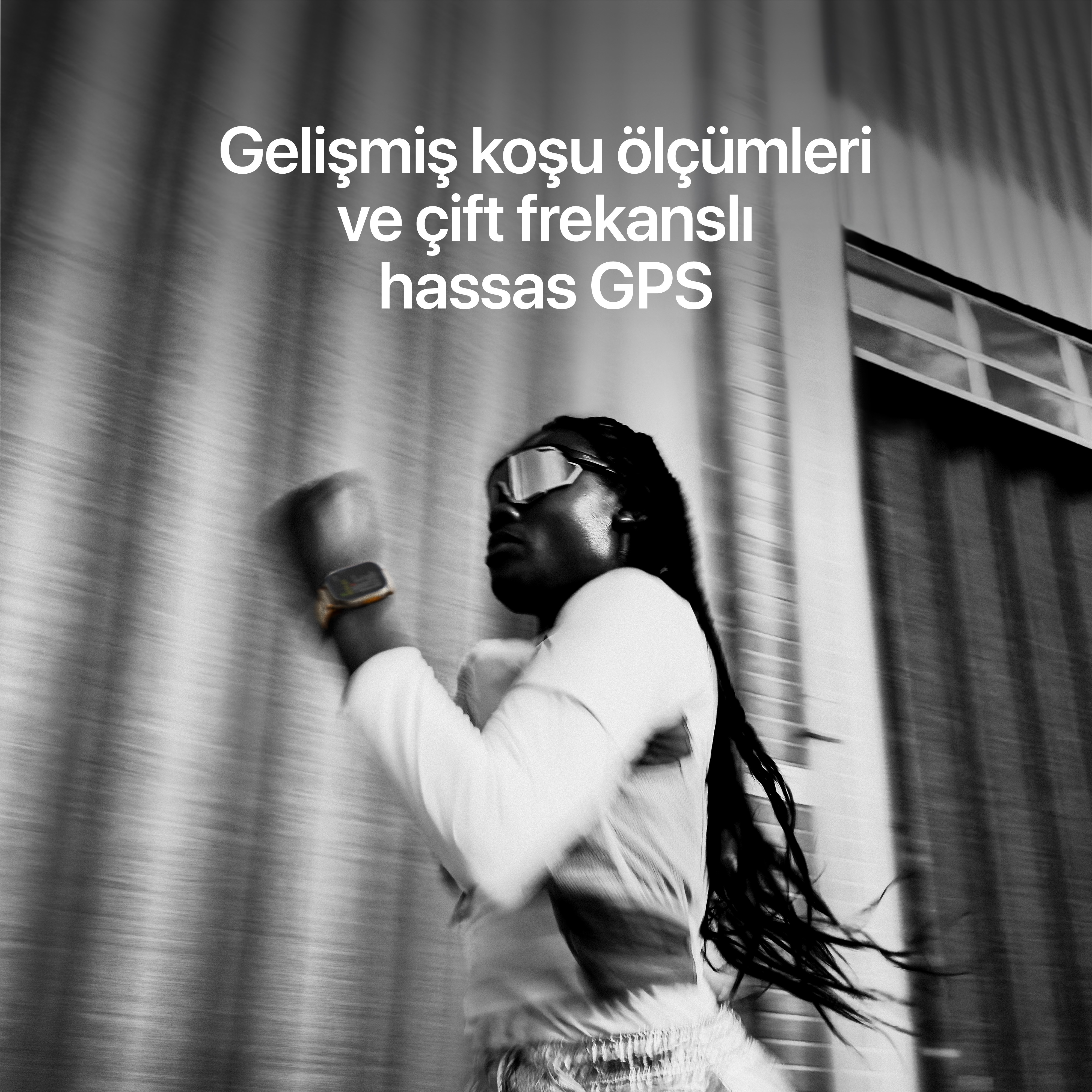 Siyah beyaz bir duvara karşı koşan, akıllı saat takan kadın ve üzerinde yazı.