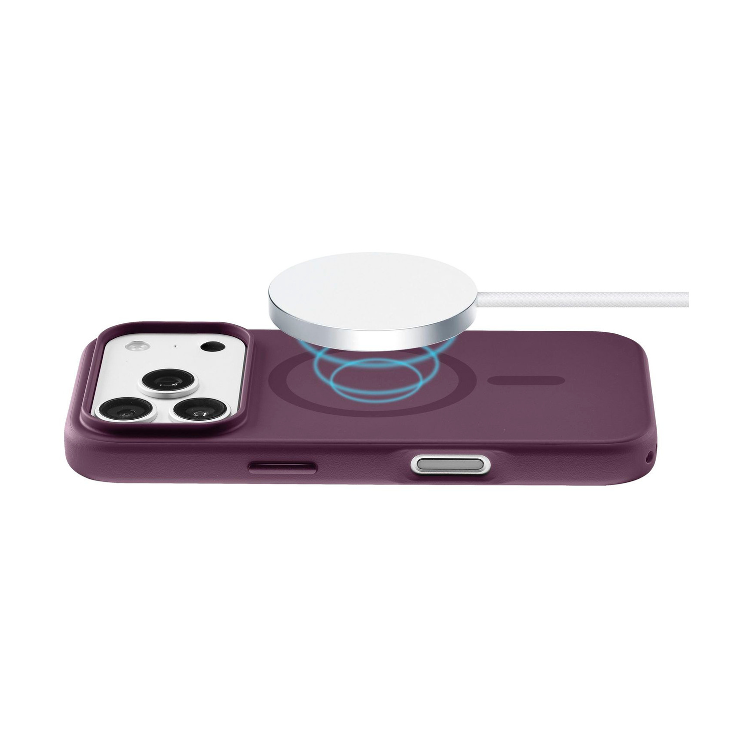 Uno smartphone viola in una custodia ricaricato in modalità wireless da un disco MagSafe su sfondo bianco.