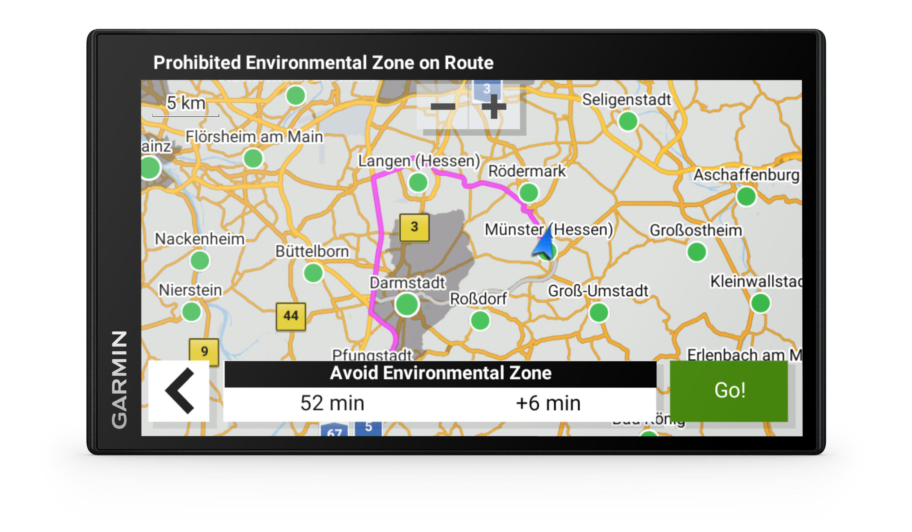 Ein GPS-Gerät zeigt eine Routenwarnung vor einer Umweltzone und Optionen zum Umfahren mit Zeitangabe.