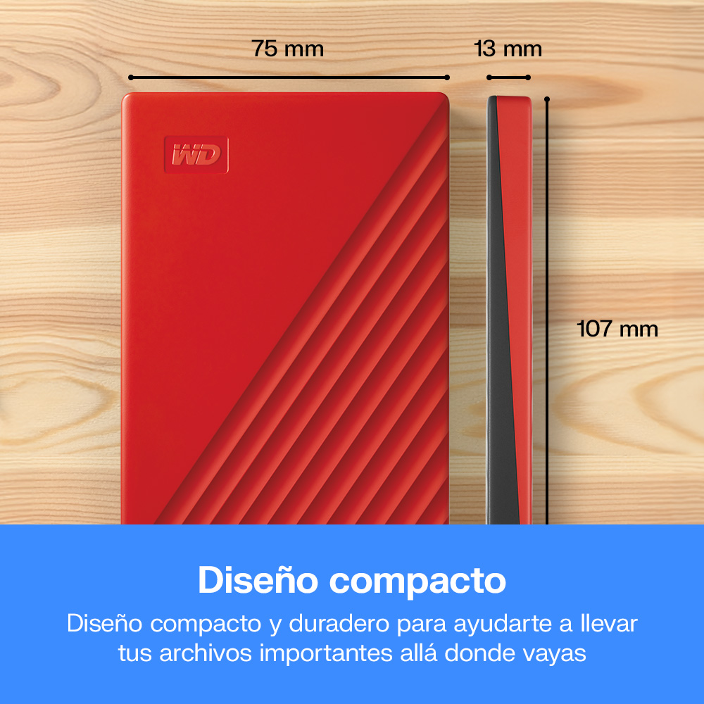 Disco duro externo WD rojo con dimensiones de 75 mm de ancho, 13 mm de grosor y 107 mm de alto sobre madera.